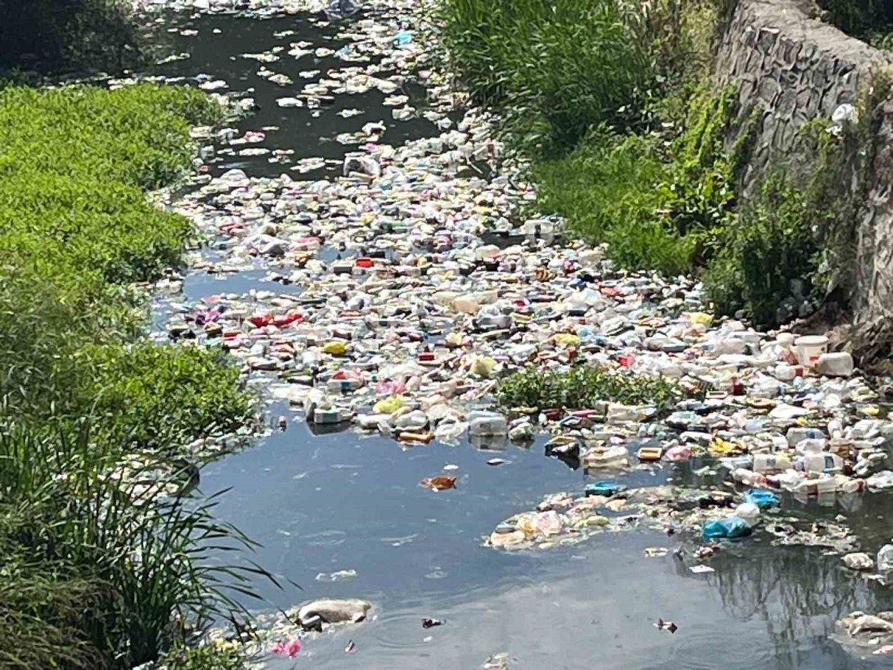 Dere yatağını çöplüğe çevirdiler