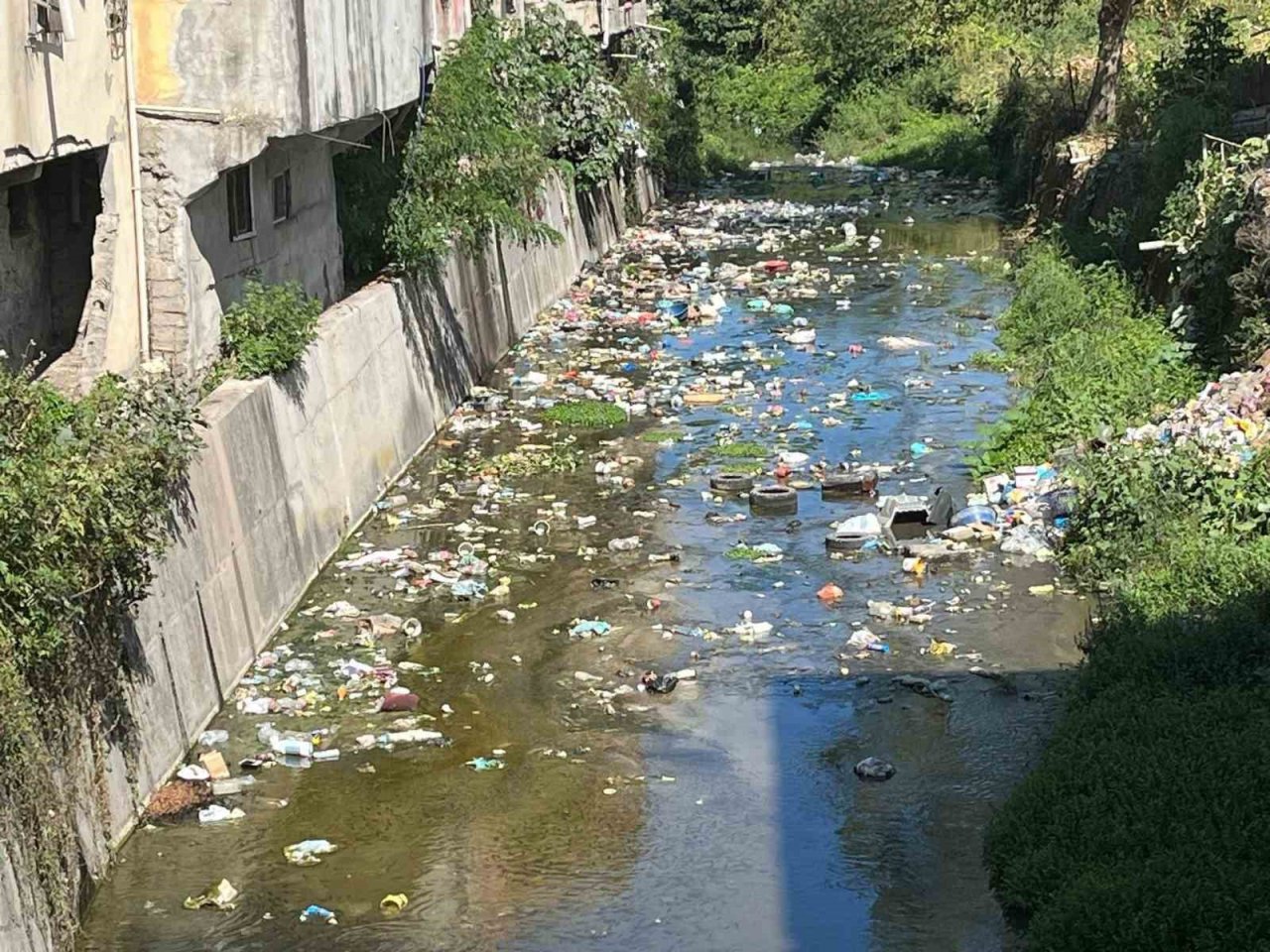 Dere yatağını çöplüğe çevirdiler