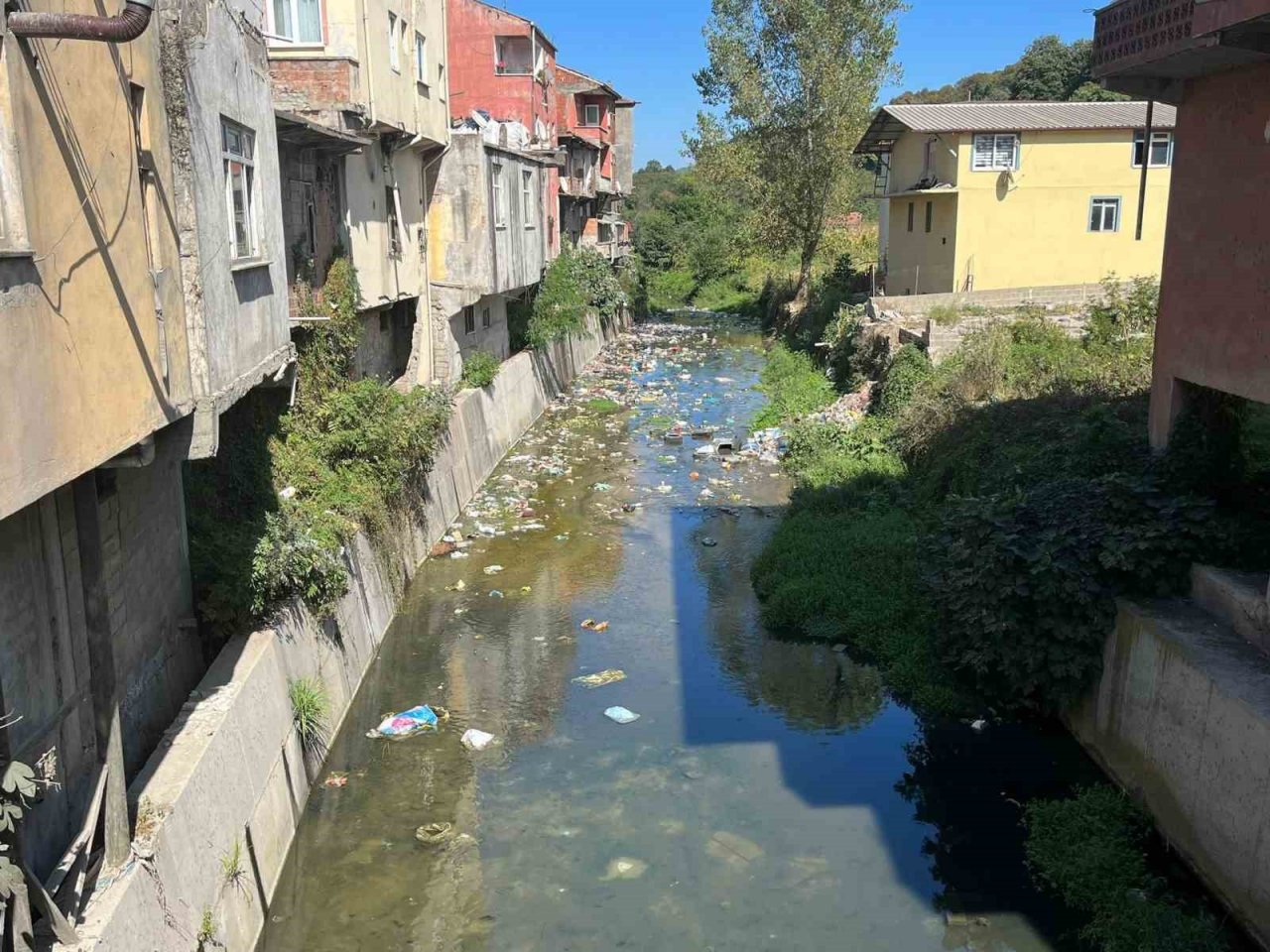 Dere yatağını çöplüğe çevirdiler