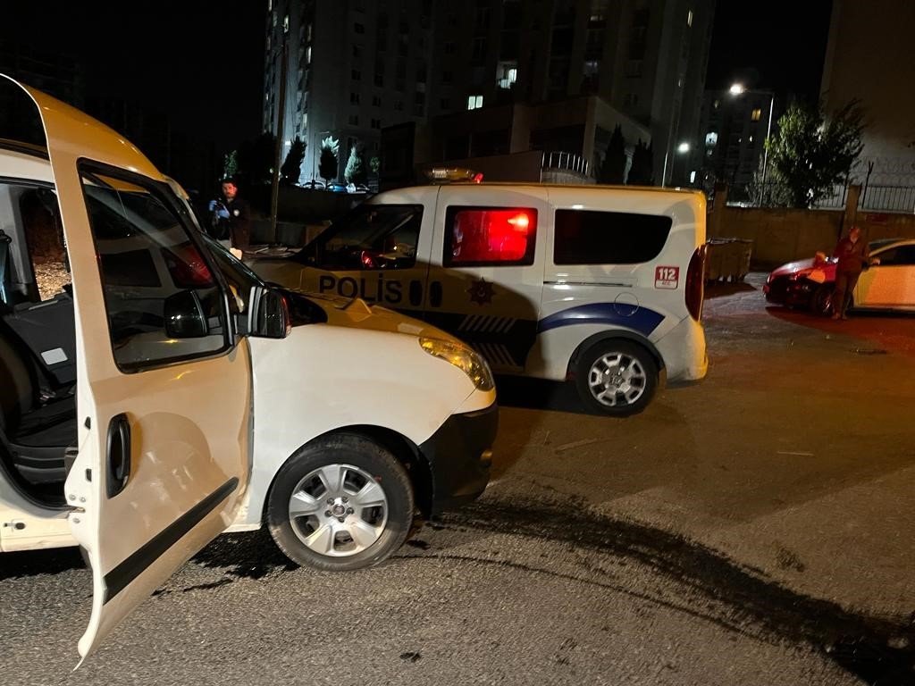 Esenyurt’ta lastik hırsızları polisten kaçarken kaza yaptı