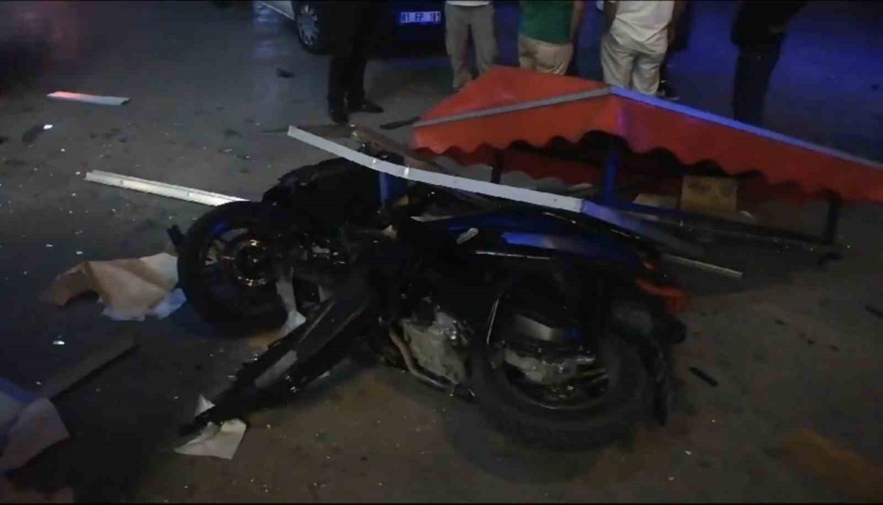 Motosiklet otomobile çarpıp dükkana girdi: 2 yaralı