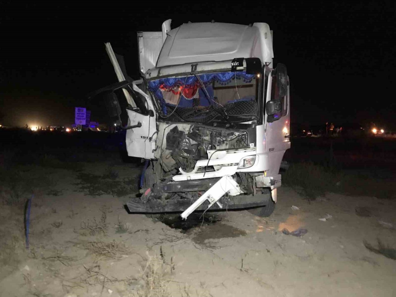 Yolcu indiren araca kamyon çarptı: Kasadan savrulan 2 kişi öldü, 8 kişi yaralandı