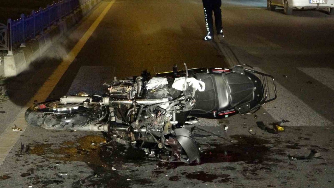 Motosikletin kamyonete çarptığı kazada kişi 2 öldü, kaza anı kamerada