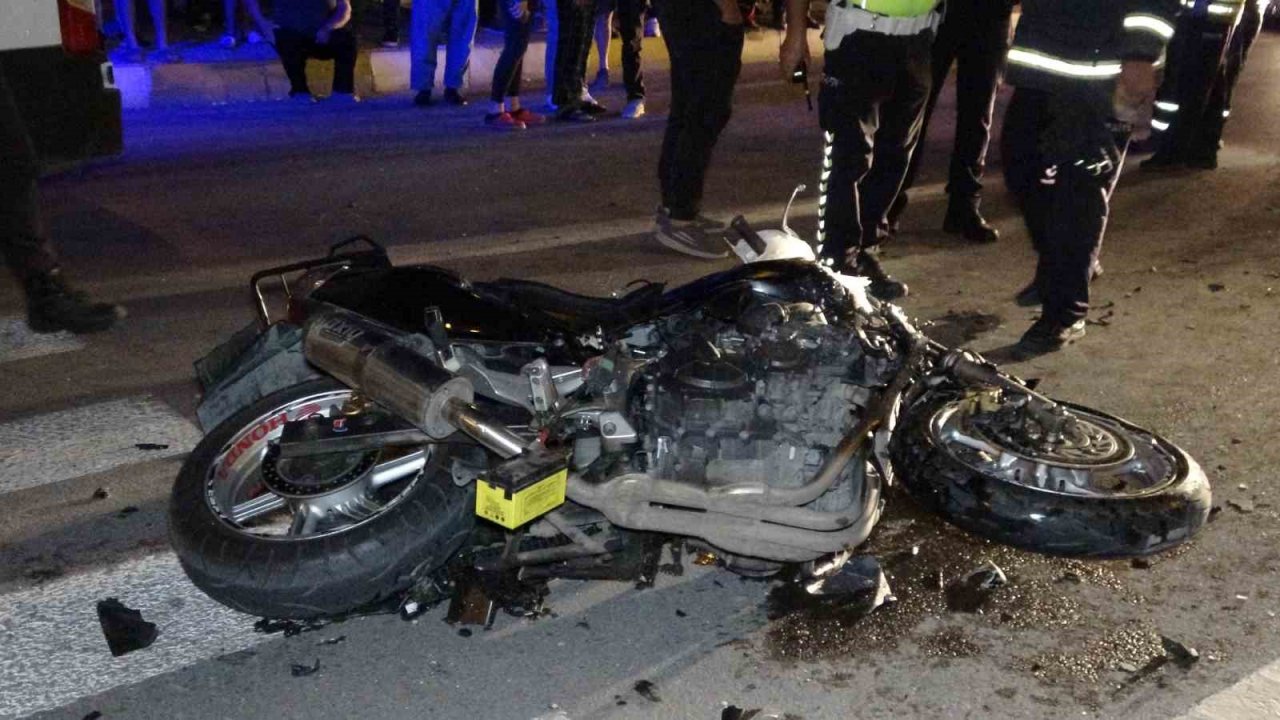 Motosikletin kamyonete çarptığı kazada kişi 2 öldü, kaza anı kamerada