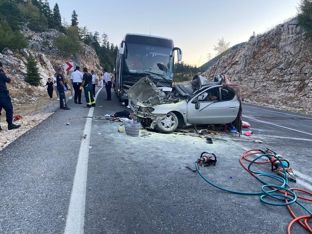Antalya’da yolcu otobüsü ile otomobil kafa kafaya çarpıştı: 1 ölü, 5 yaralı