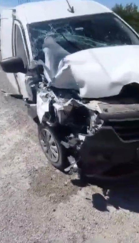 Isparta’da hafif ticari aracın çarptığı traktör devrildi: 2 yaralı
