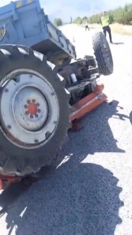 Isparta’da hafif ticari aracın çarptığı traktör devrildi: 2 yaralı