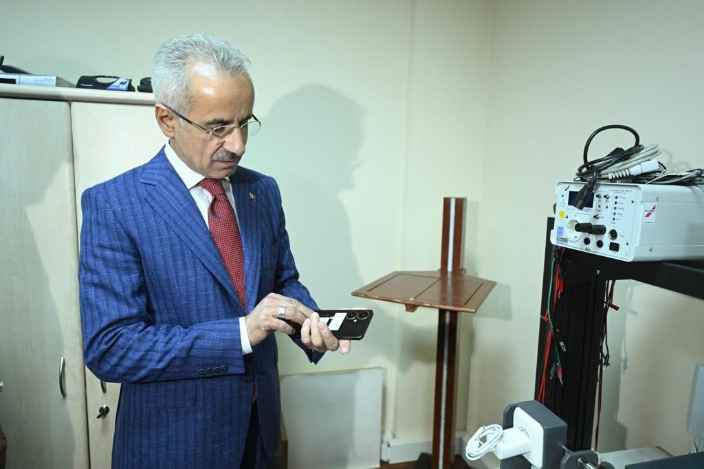Bakan Uraloğlu Cep Telefonu Test Merkezi’ni inceledi