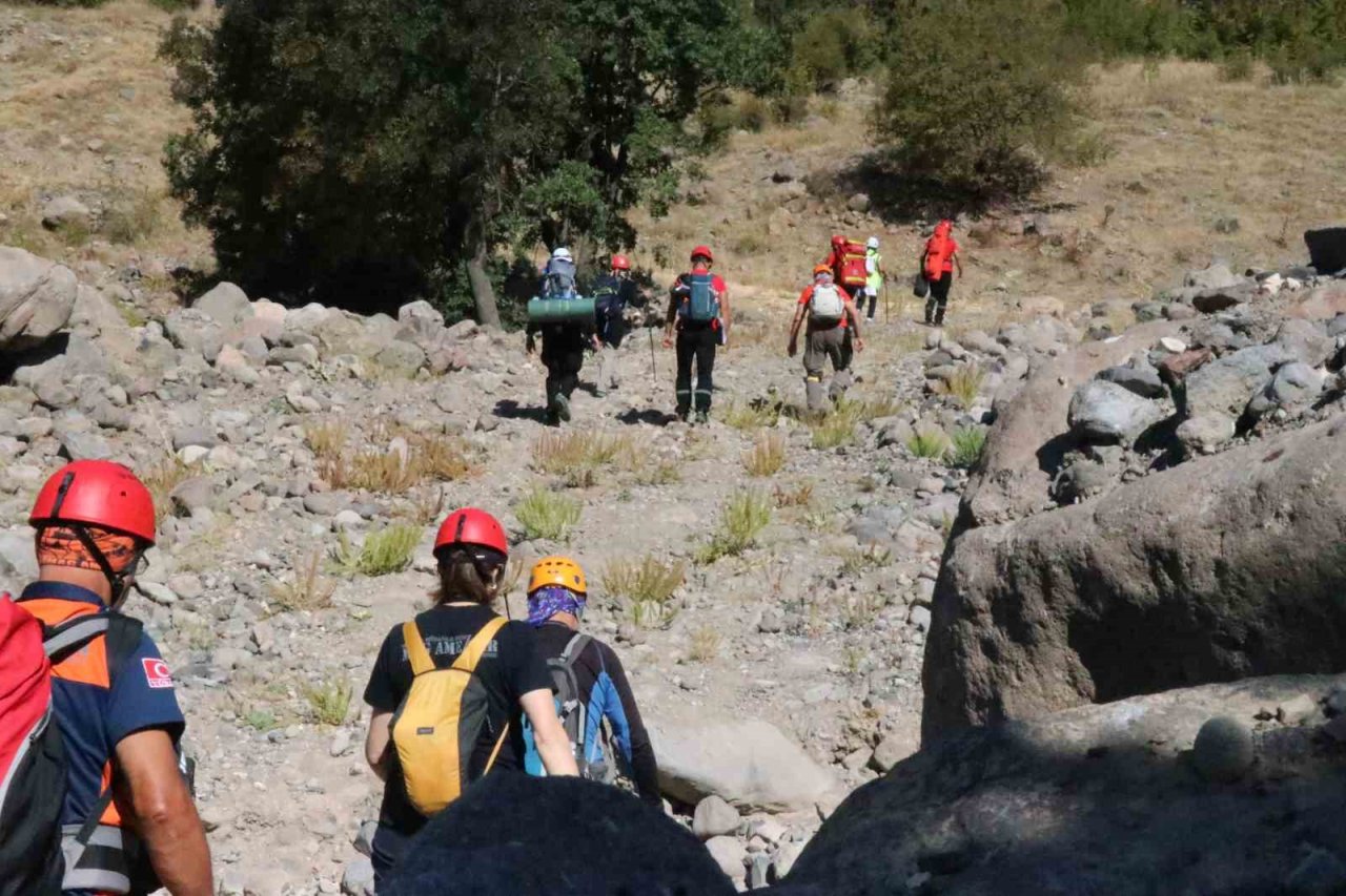 Bolu’da gerçeği aratmayan tatbikat: Zorlu arazide 8 kişi kurtarıldı