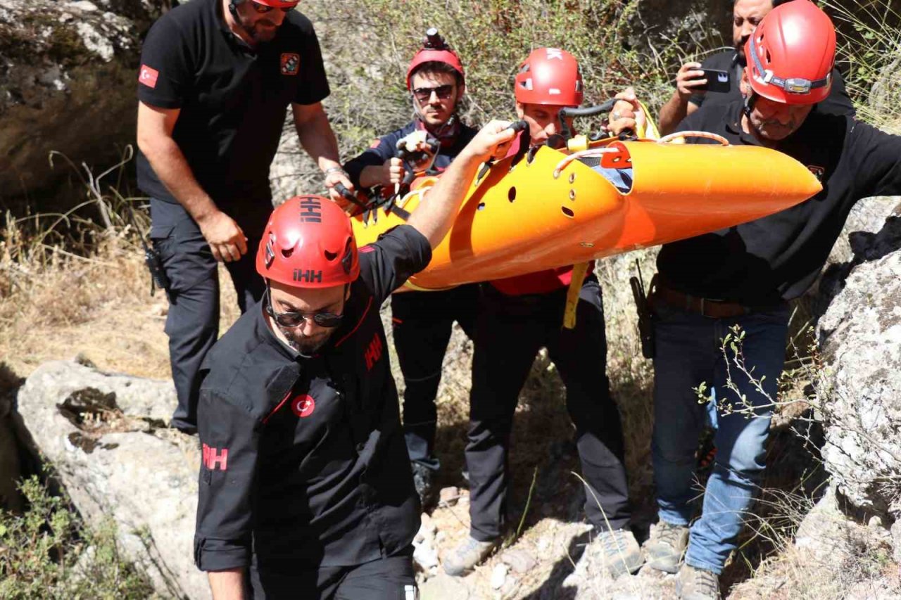 Bolu’da gerçeği aratmayan tatbikat: Zorlu arazide 8 kişi kurtarıldı