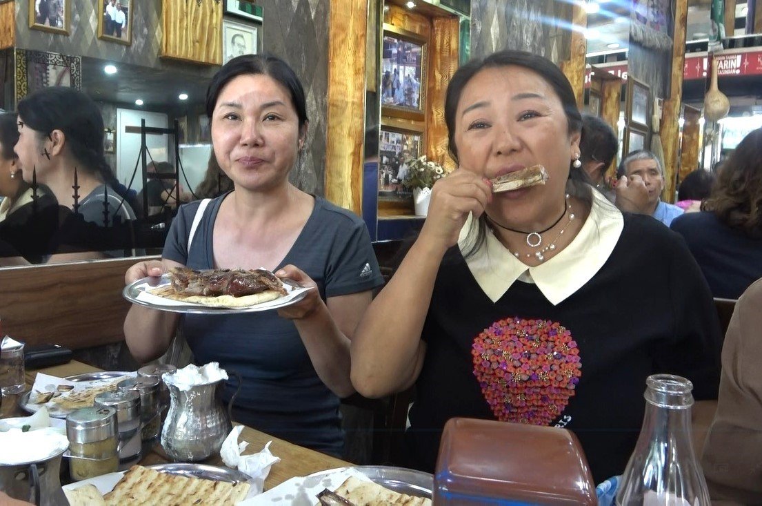 Denizli kebabını elle yiyen turistlerden gülümseten yorumlar