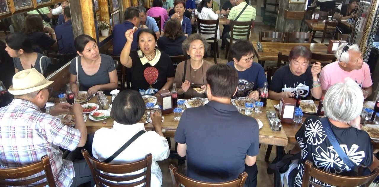 Denizli kebabını elle yiyen turistlerden gülümseten yorumlar