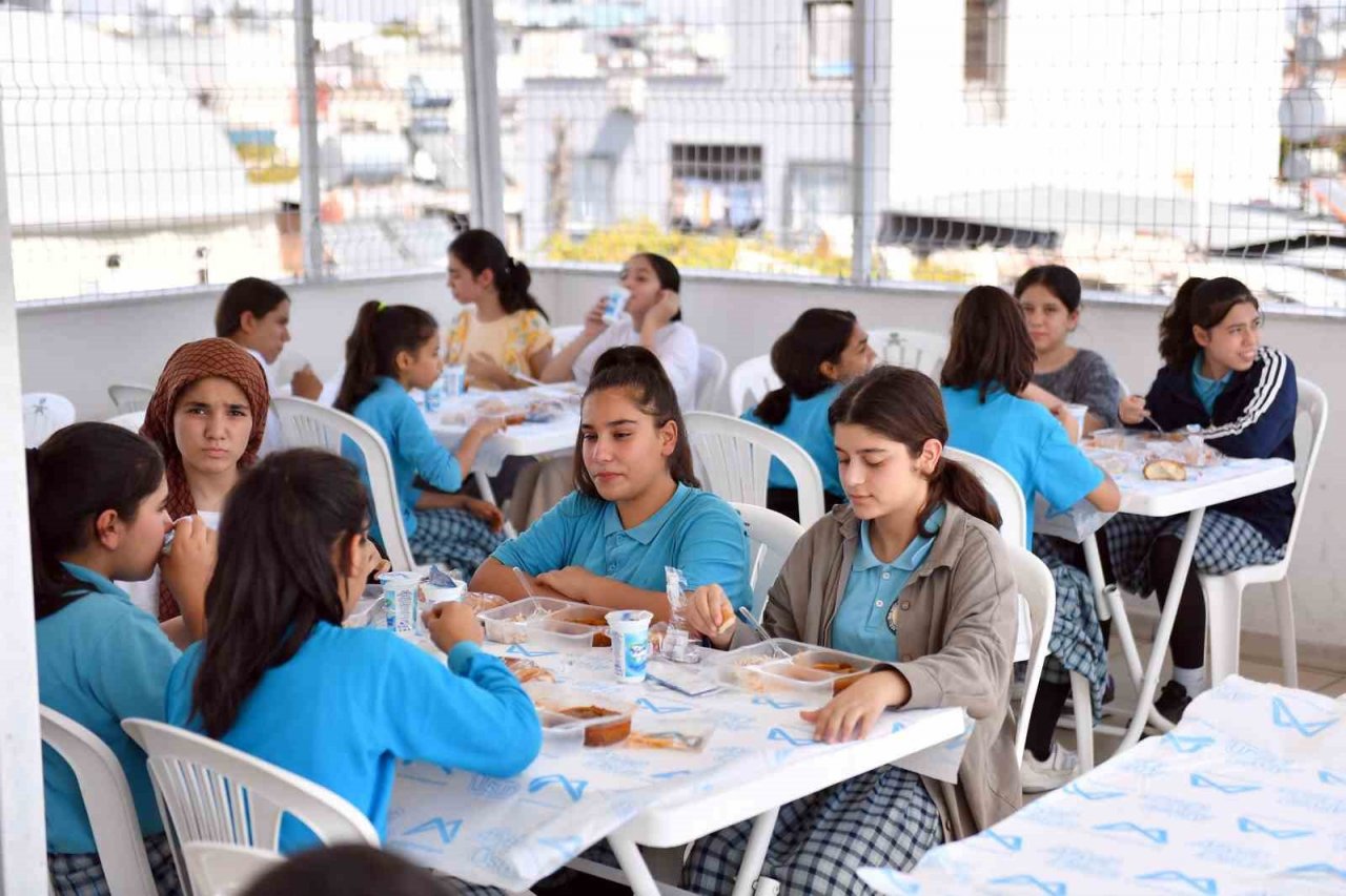 Mersin’de kurs merkezi öğrencilerinin yemekleri belediyeden