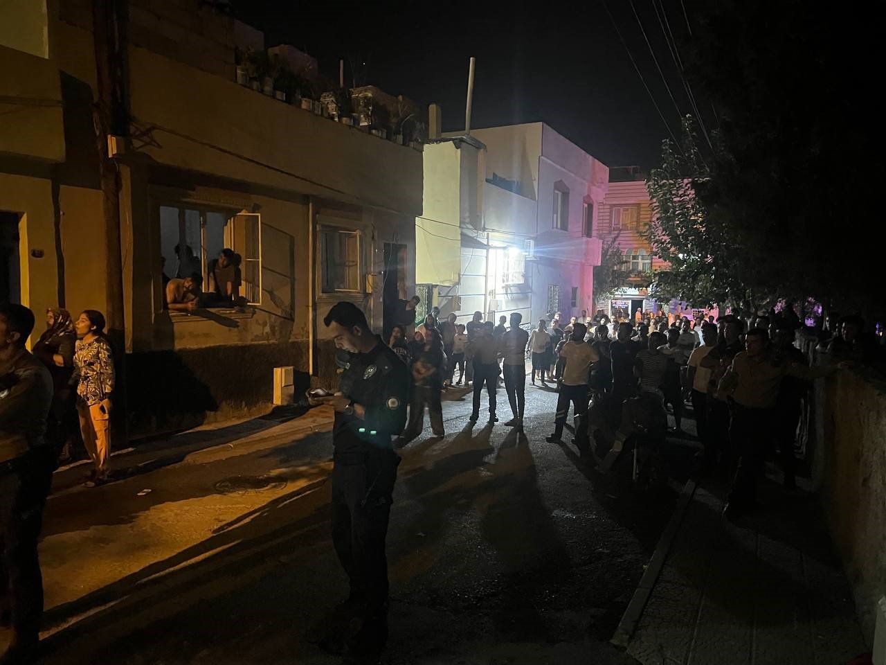 Kilis’te evini yakan ve kendine zarar veren kişiyi polis ekipleri kurtardı