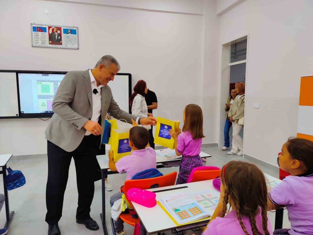 Başkan Elbi, öğrenciler ile bir araya gelerek hediyeler dağıttı