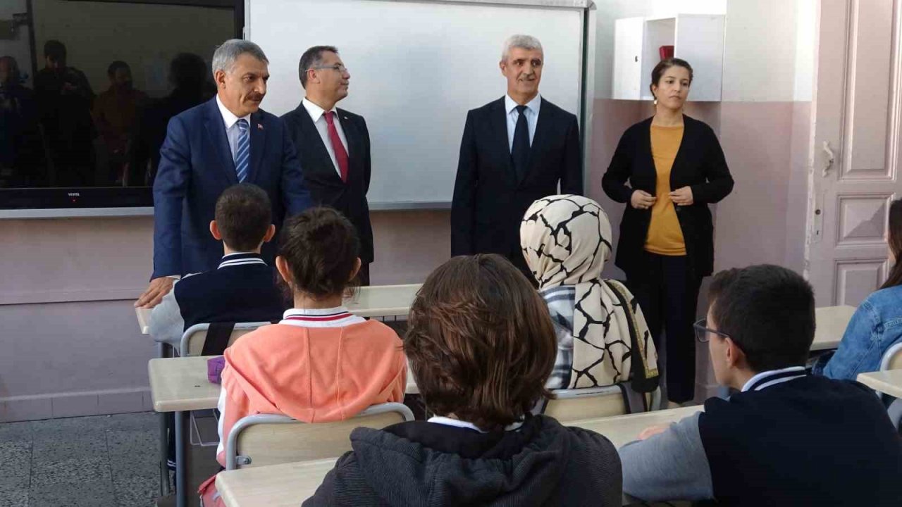 Yozgat Valisi Özkan’dan öğrencilere pilav ikramı