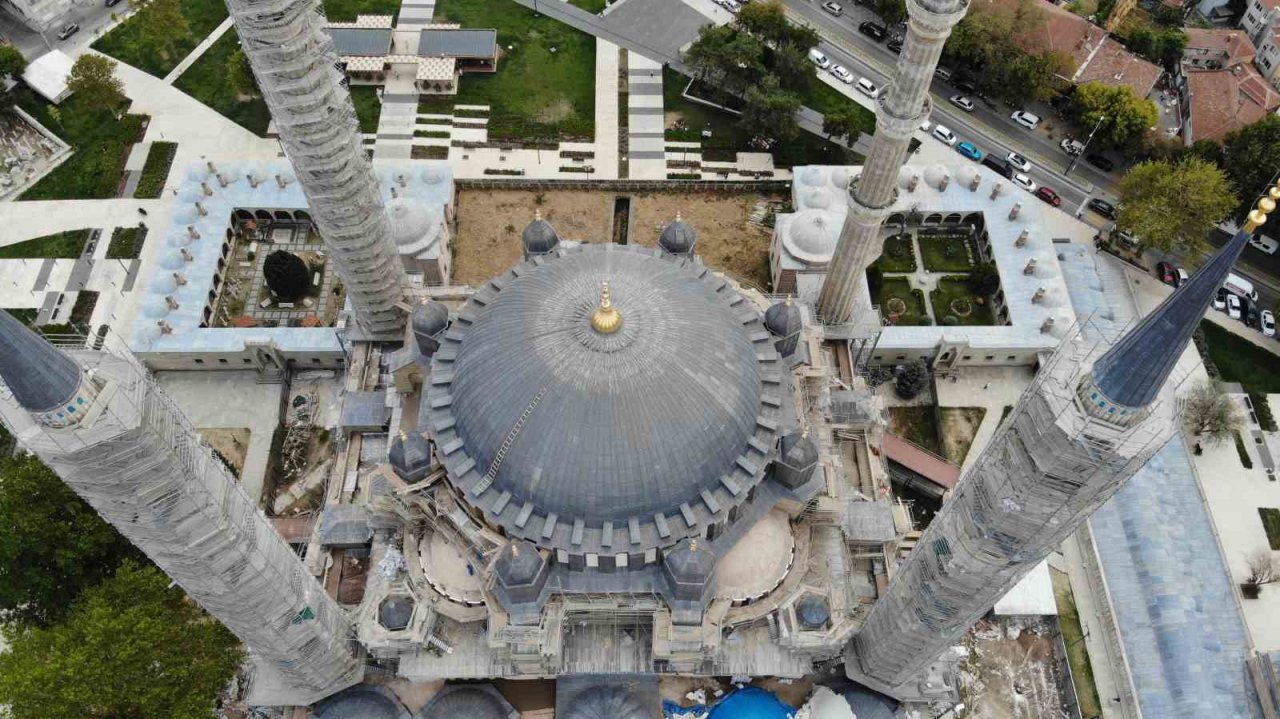 Selimiye’nin minarelerindeki çiniler monte ediliyor