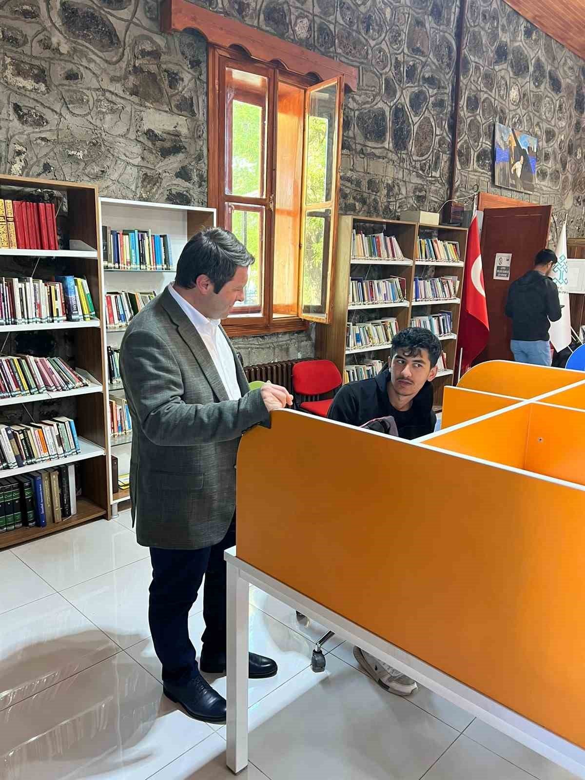 Kaymakam Ocak ilçe halk kütüphanesini ziyaret etti