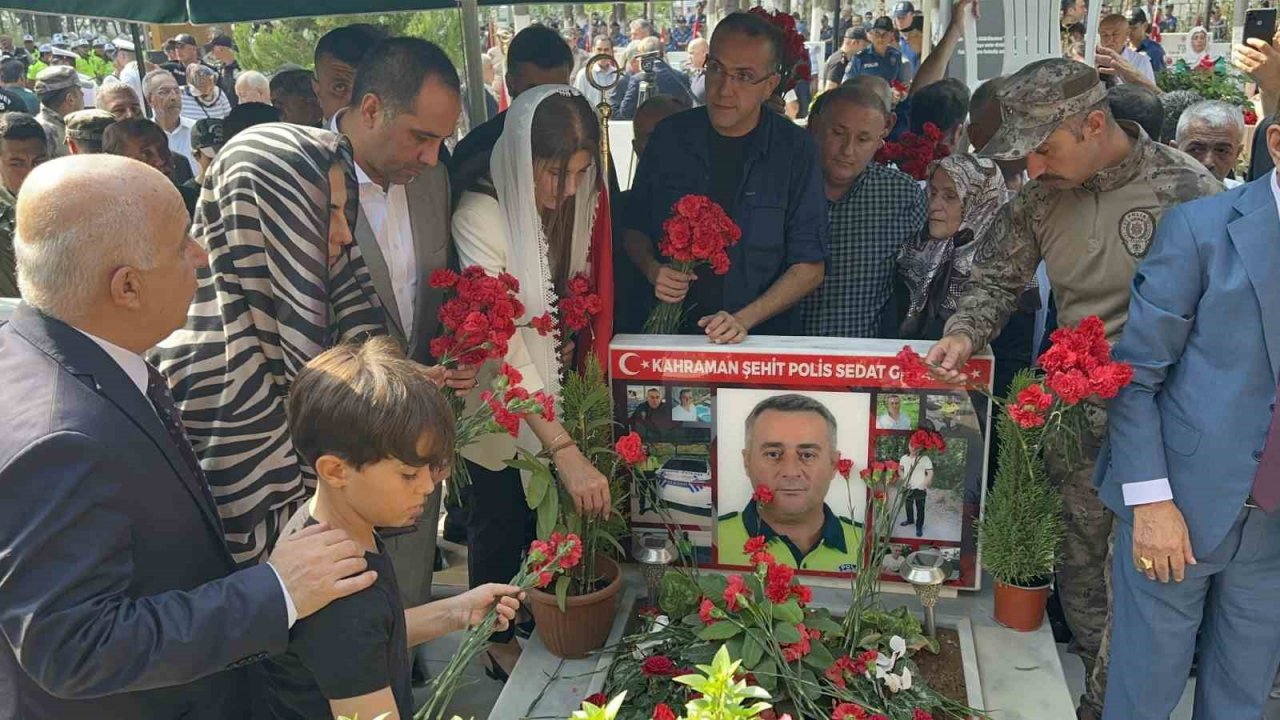 Polisevi şehidi Sedat Gezer, mezarı başında anıldı
