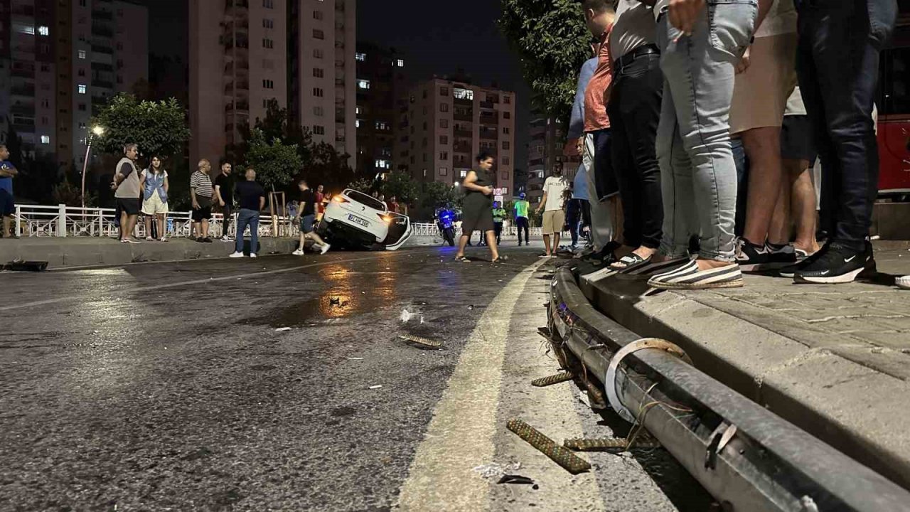 Adana’da otomobil sinyalizasyon direğine çarpıp kaldırıma çıktı: 1 ölü, 3 yaralı