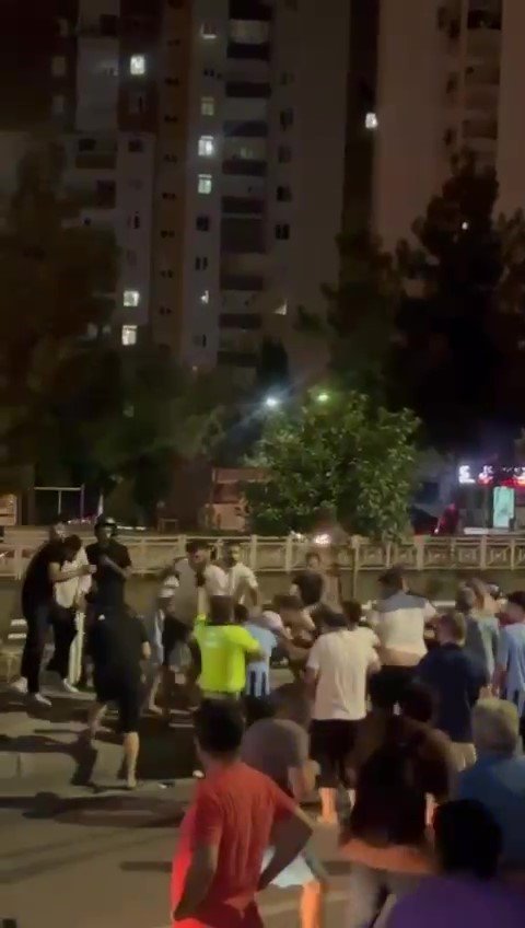 Adana’da otomobil sinyalizasyon direğine çarpıp kaldırıma çıktı: 1 ölü, 3 yaralı