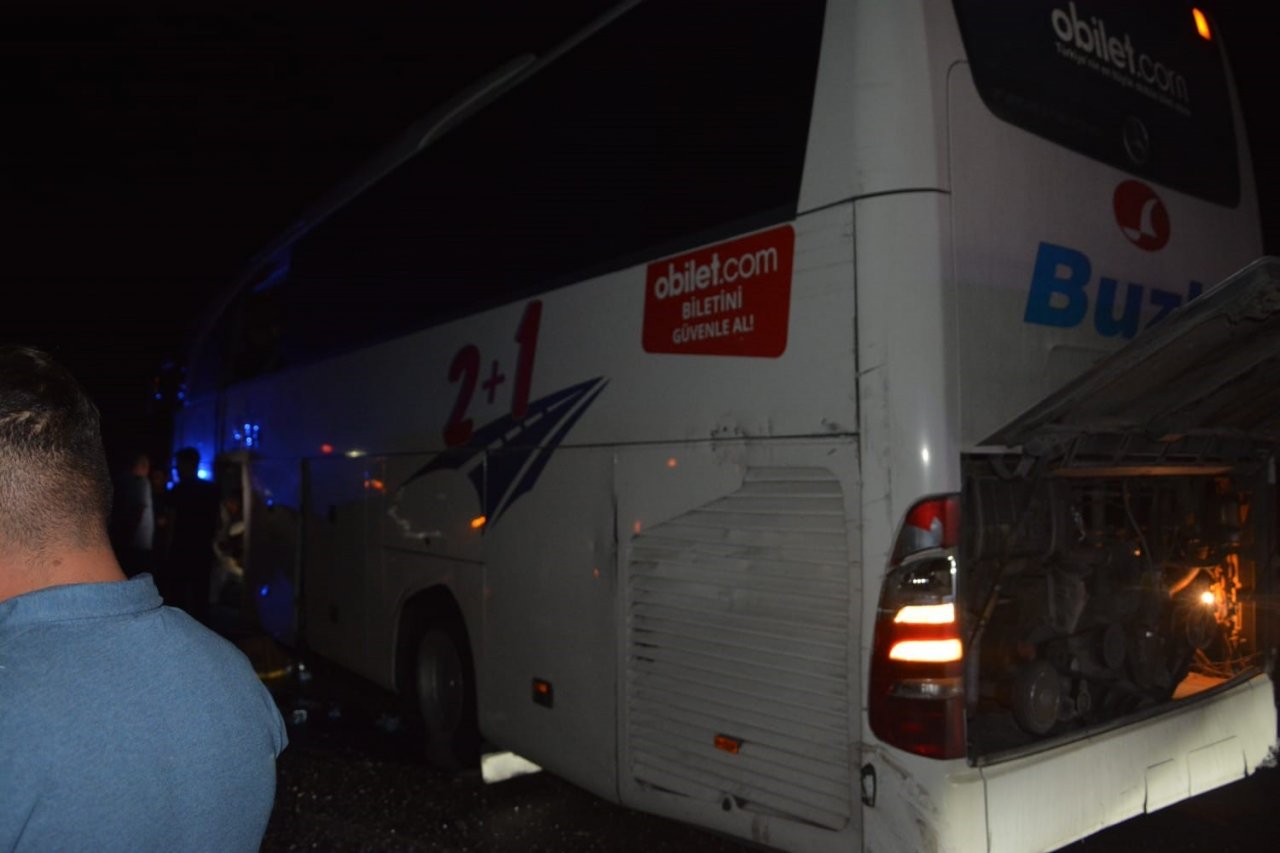 Afyonkarahisar’da yağmurda kayan yolcu otobüsüne arkadan gelen tır çarptı: 4 yaralı