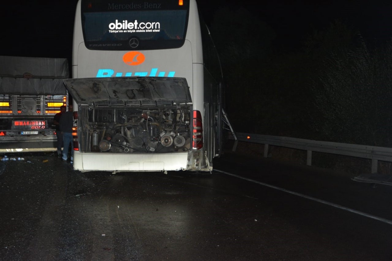 Afyonkarahisar’da yağmurda kayan yolcu otobüsüne arkadan gelen tır çarptı: 4 yaralı