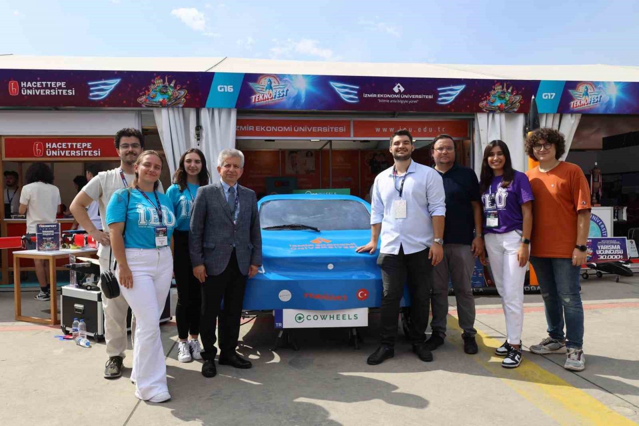 İEÜ’lü öğrencilerin geliştirdiği elektrikli otomobil TEKNOFEST’te tanıtıldı