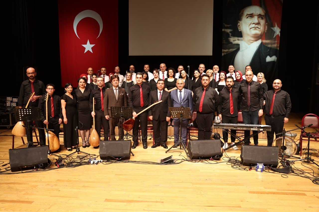 Kütahya Belediyesi Kültür ve Sanat Akademisi Türk Halk Müziği Korusu ilk konserine verdi