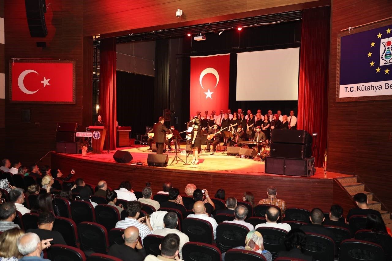 Kütahya Belediyesi Kültür ve Sanat Akademisi Türk Halk Müziği Korusu ilk konserine verdi