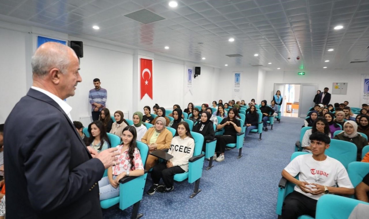 Başkan Akman’dan öğrencilere kaynak kitap desteği