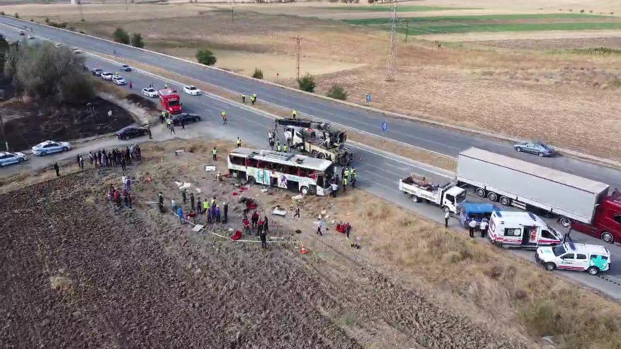 Amasya’da otobüs kazasında ölen 6 kişinin isimleri belirlendi