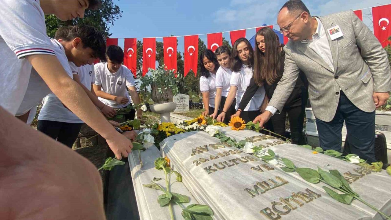 Milli Eğitim ve Kültür eski Bakanı Avni Akyol kabri başında anıldı