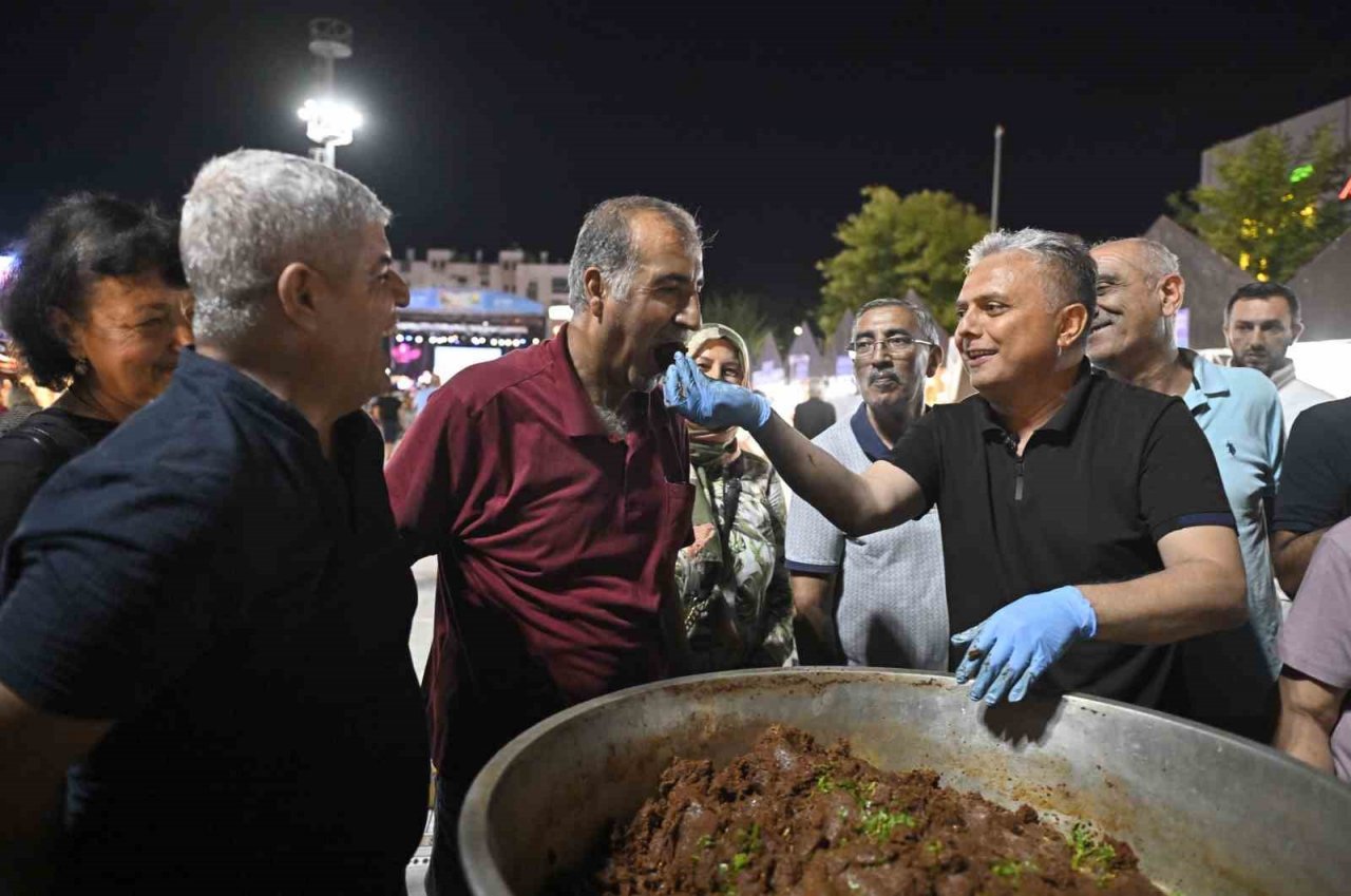 Festivalde Kardeş Türküler gecesi