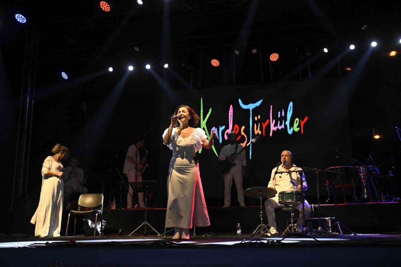 Festivalde Kardeş Türküler gecesi