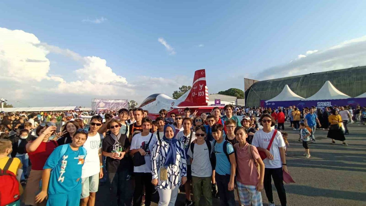 Balıkesirli gençler Teknofest İzmir’e katıldı