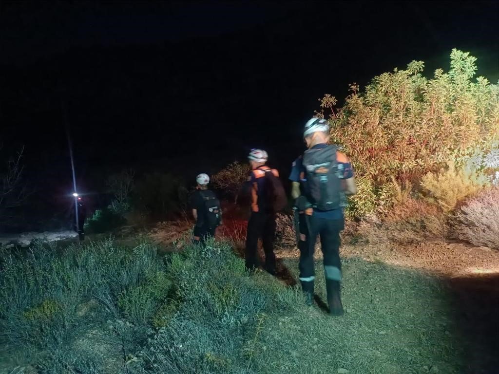 Jandarma mahsur kalan 15 düzensiz göçmeni kurtardı
