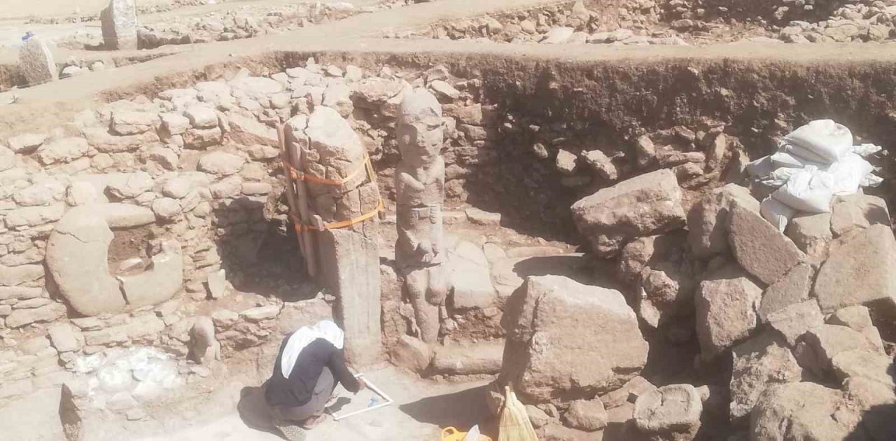 Karahantepe’de insan heykeli bulundu