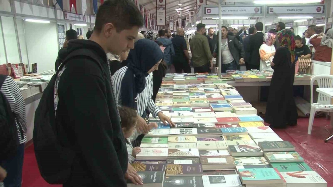 Sultanbeyli 7’nci Kitap Fuarı kitapseverlerin yoğun katılımıyla başladı