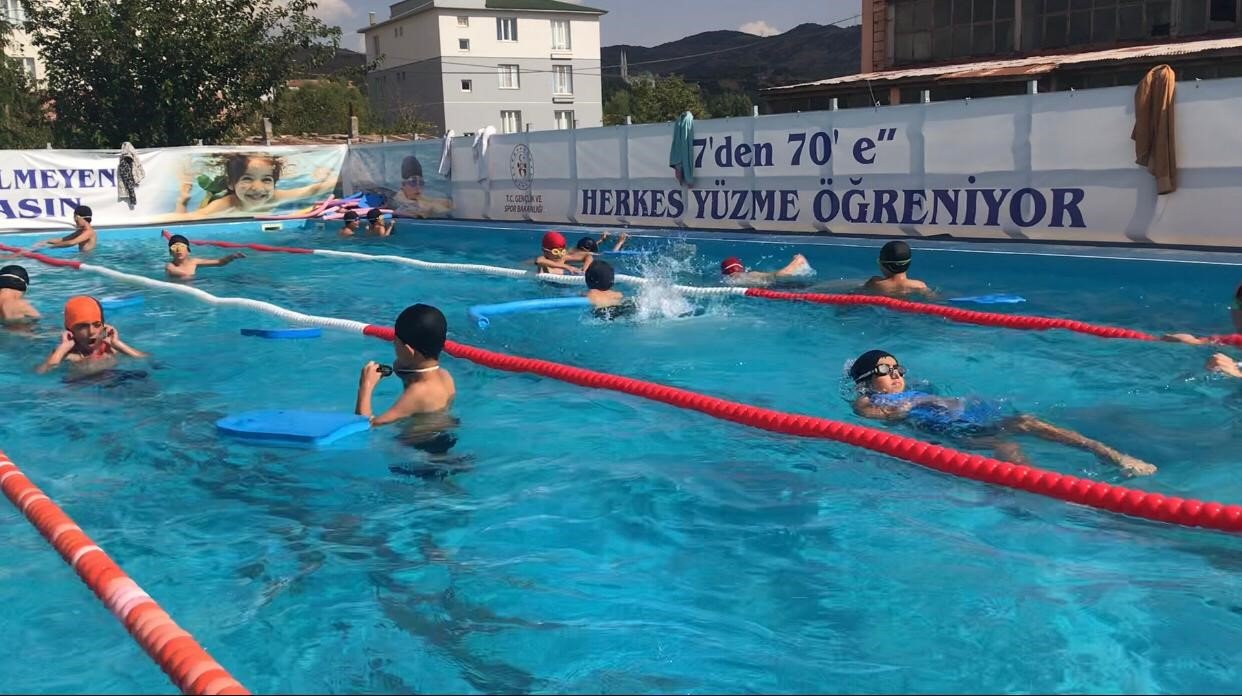 Solhan’da 300’ün üzerinde çocuk yüzme öğrendi