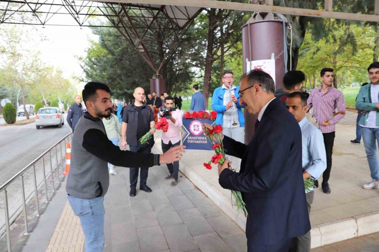 Fırat Üniversitesi, öğrencilerini davul ve klarnetle karşıladı