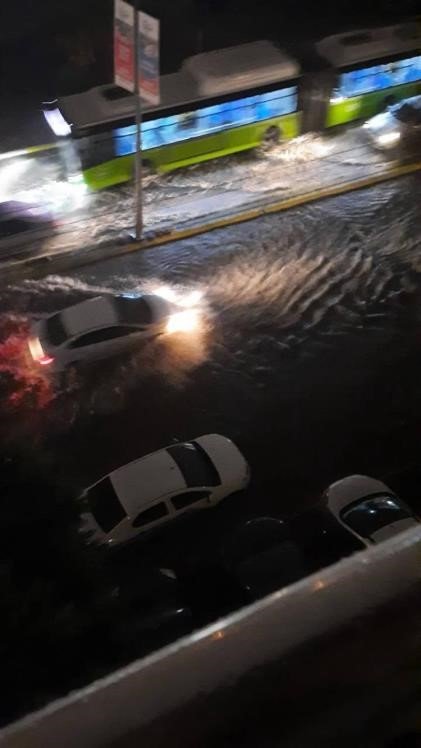 Kocaeli’de cadde ve sokaklar sular altında kaldı, 3 araç arıza yaptı