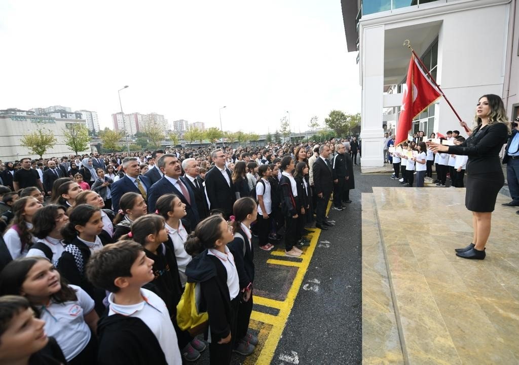 Bakan Tekin, İstanbul’da bir okulda bayrak törenine katıldı