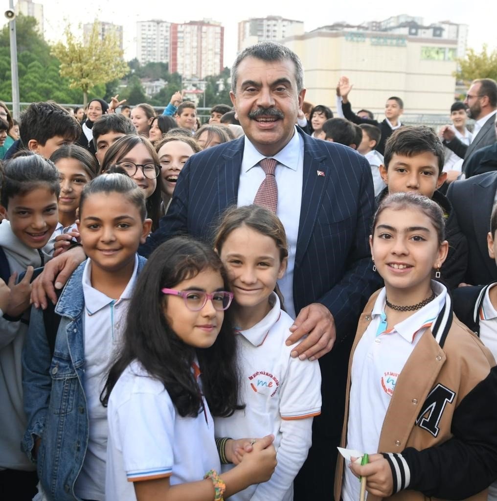 Bakan Tekin, İstanbul’da bir okulda bayrak törenine katıldı