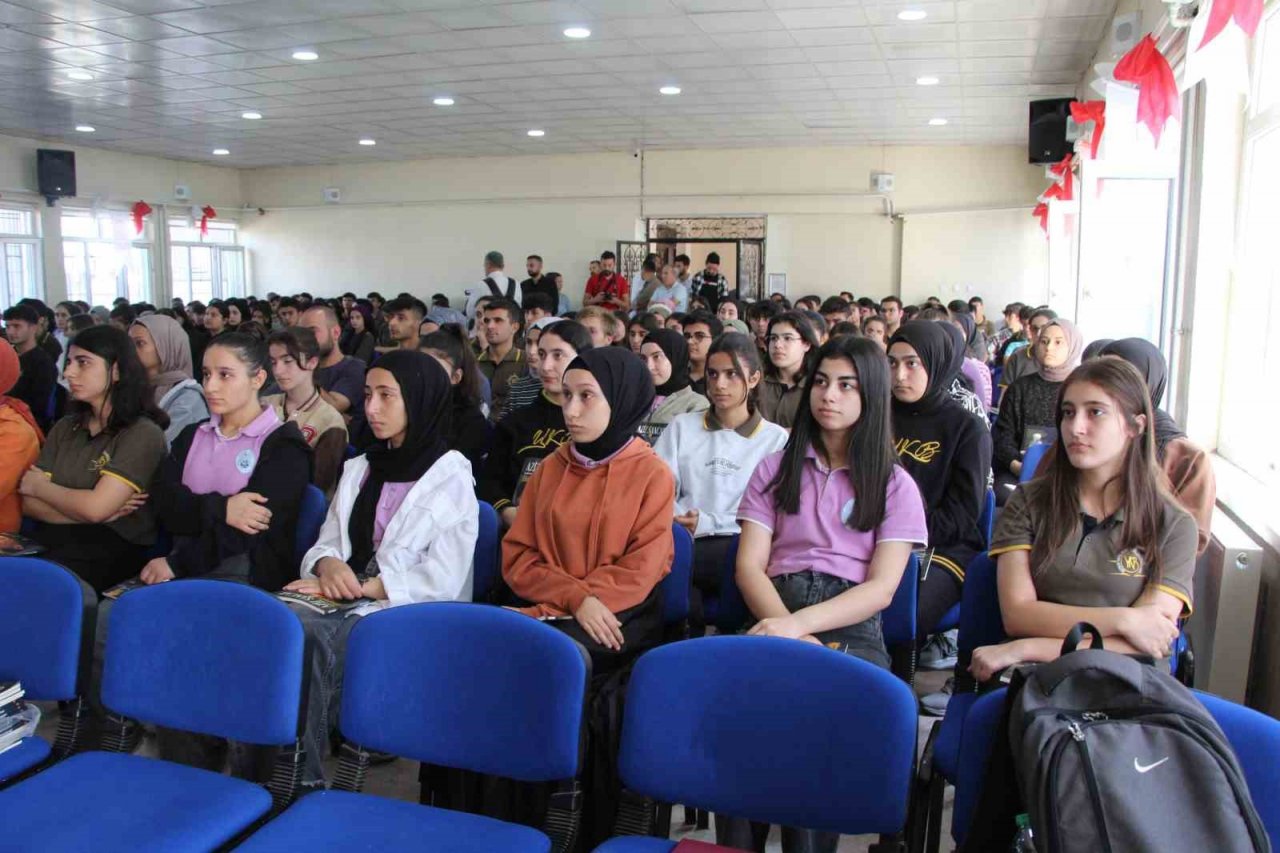 Batman Üniversitesi Rektörü Prof. Dr. İdris Demir lise öğrencileriyle buluştu