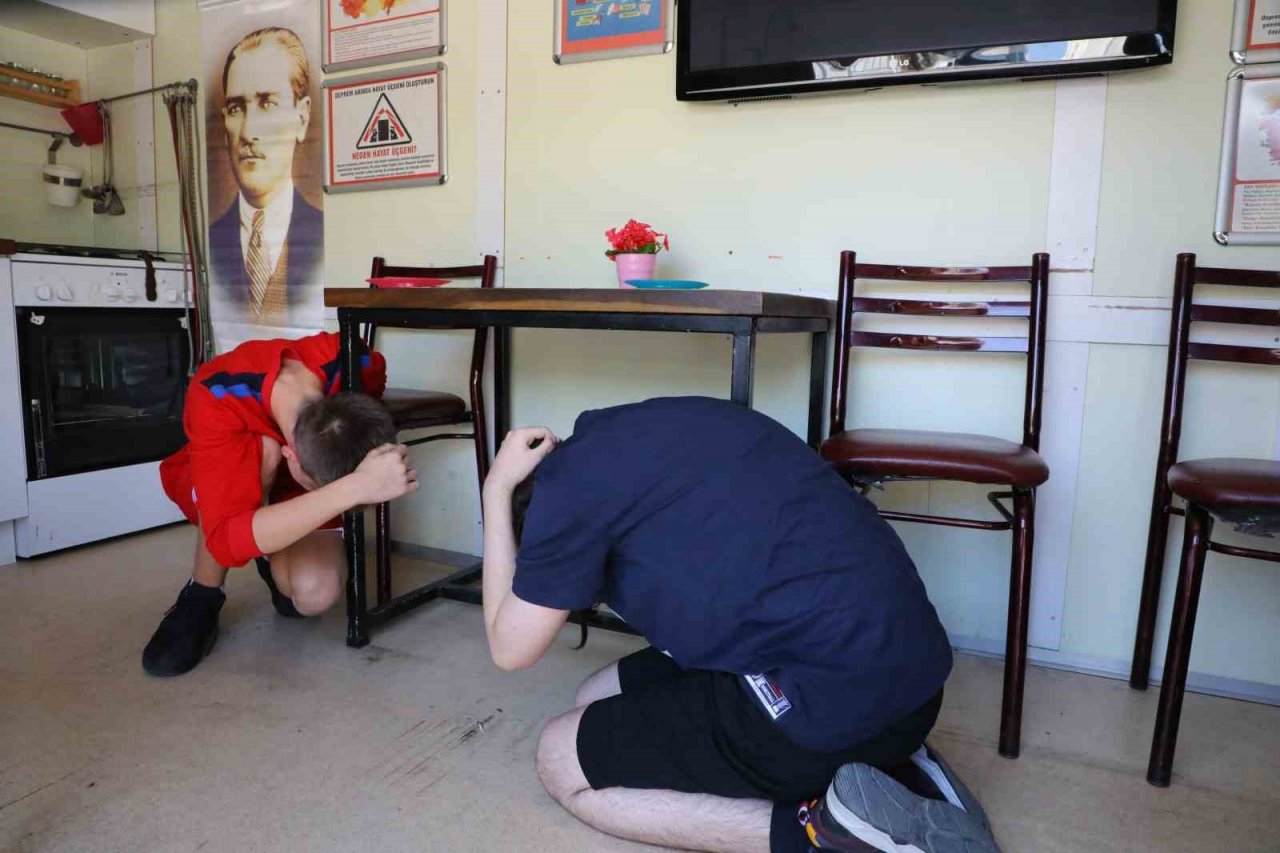 Öğrencilere deprem simülasyon tırında eğitim