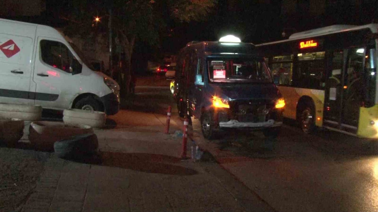 Ataşehir’de motosiklet ile minibüs çarpıştı: 1 yaralı
