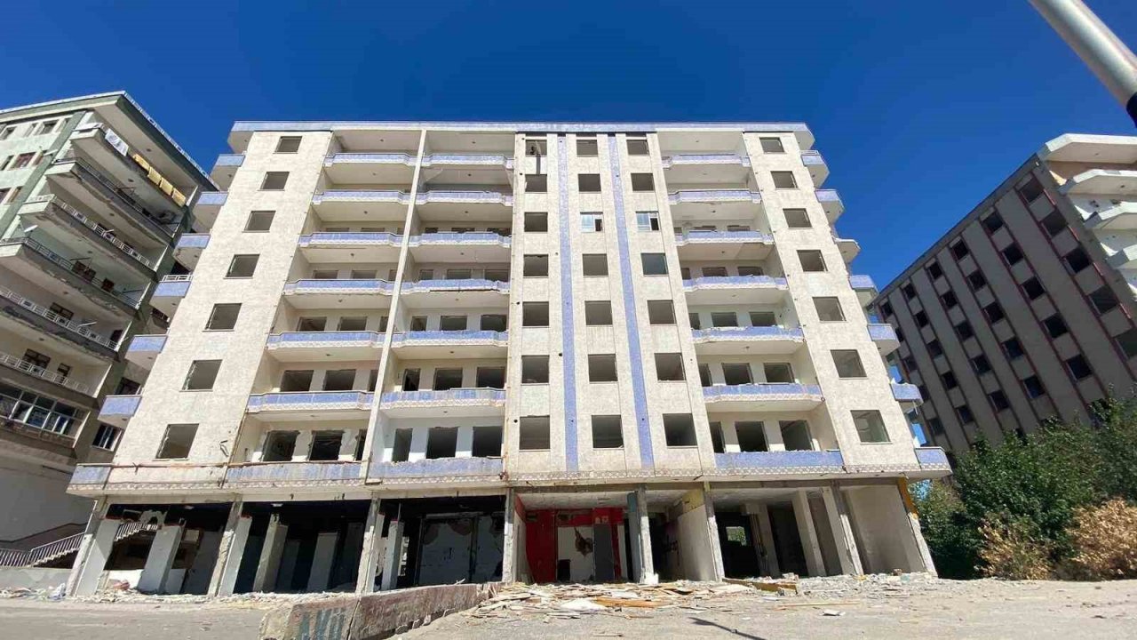Diyarbakır’da ağır hasarlı binada tahta parçaları için canlarını hiçe saydılar