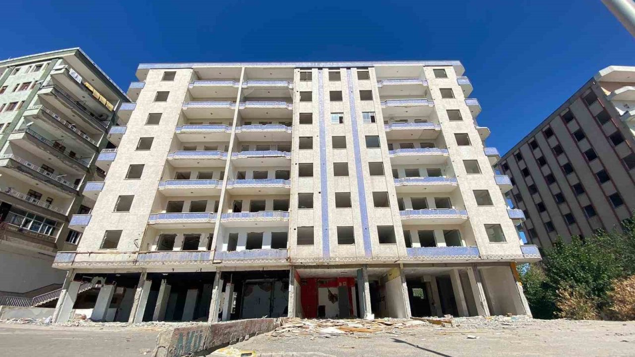 Diyarbakır’da ağır hasarlı binada tahta parçaları için canlarını hiçe saydılar