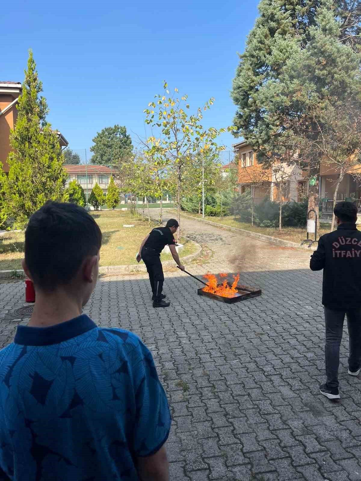 Öğrenciler yangın eğitimi ve tatbikatı gerçekleştirdi